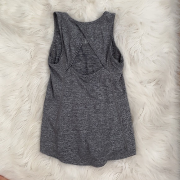 Old navy heather grey active wear top - Picture 2 of 2